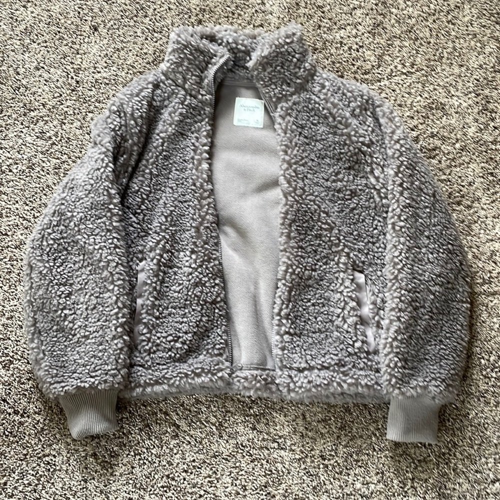 Abercrombie and fitch zip up fluffy jacket (gray) size:M
